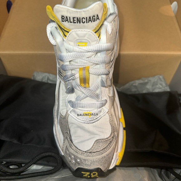 Leather free
Sneaker
Nylon and suede-like fabric
Worn-out effect - Picture 2 of 8